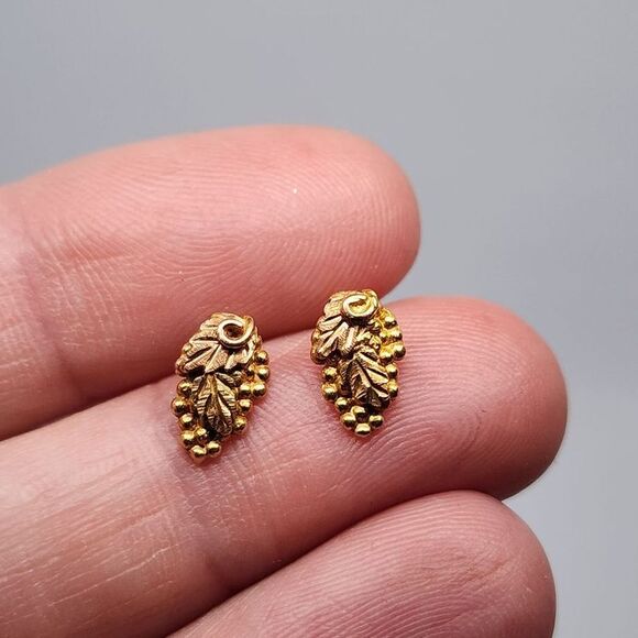 Vintage Black Hills Gold 10K Tri-Color Grape Bunch Vines Stud